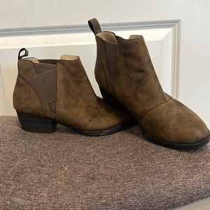 Brown leather booties with memory foam 👢
